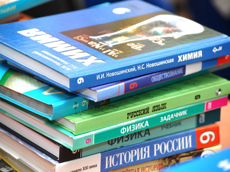 Обеспечение учебниками учащихся средних и старших классов.